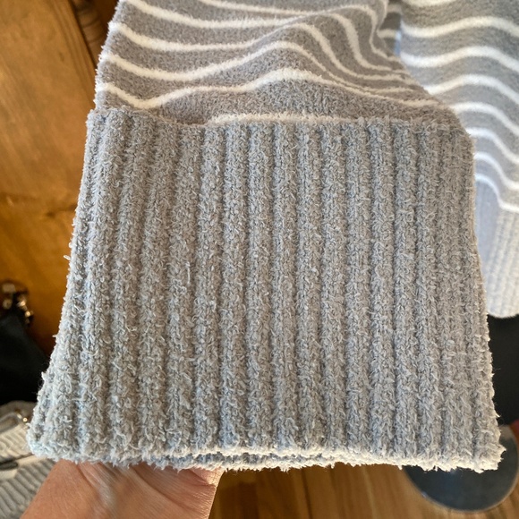 Cozy Gray and White Striped Sweater - Size L - Picture 6 of 8